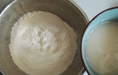 蒸饅頭時,發好面別直接上鍋蒸,多加一步,才能香軟美味不回縮 面團